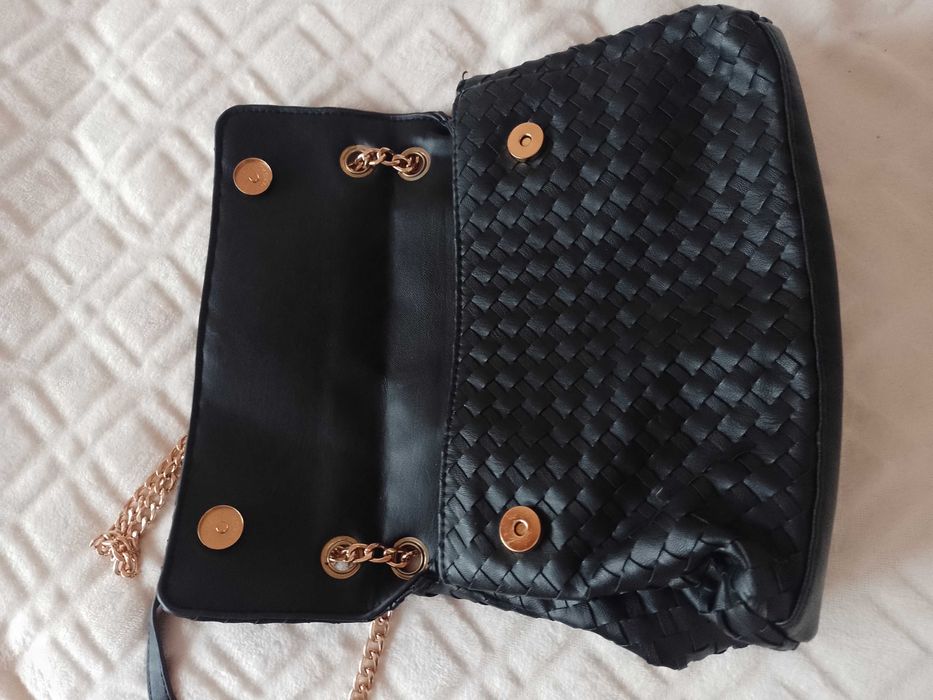 Torebka ze złotym łańcuszkiem z Londynu