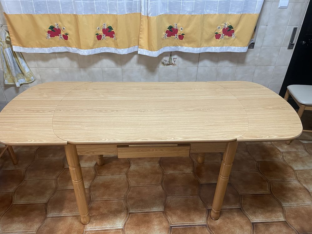 Mesa de madeira maciça