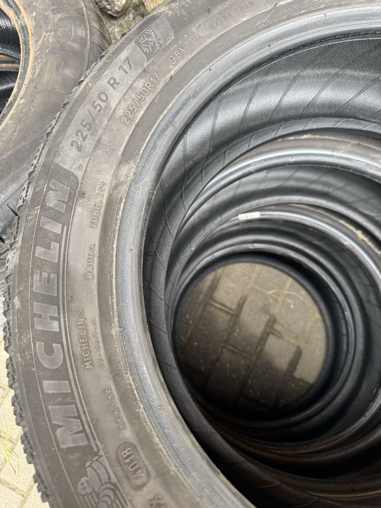 Komplet opon zimowych 225/50/17 MICHELIN Używane F-Vat