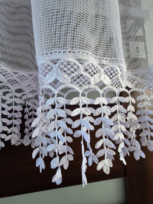 Firanka biała z gipiurą szerokość 1,50 m, wysokość 1,10 m.