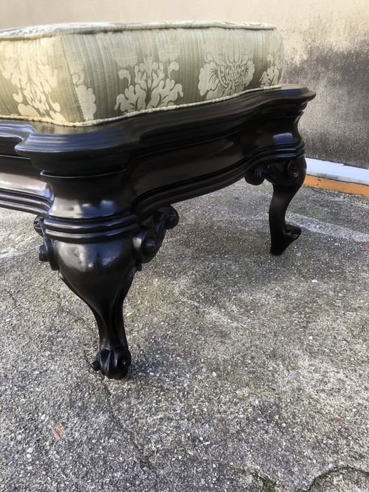 Banqueta de apoio de sofá ou cama. Estofo de época e madeira maciça