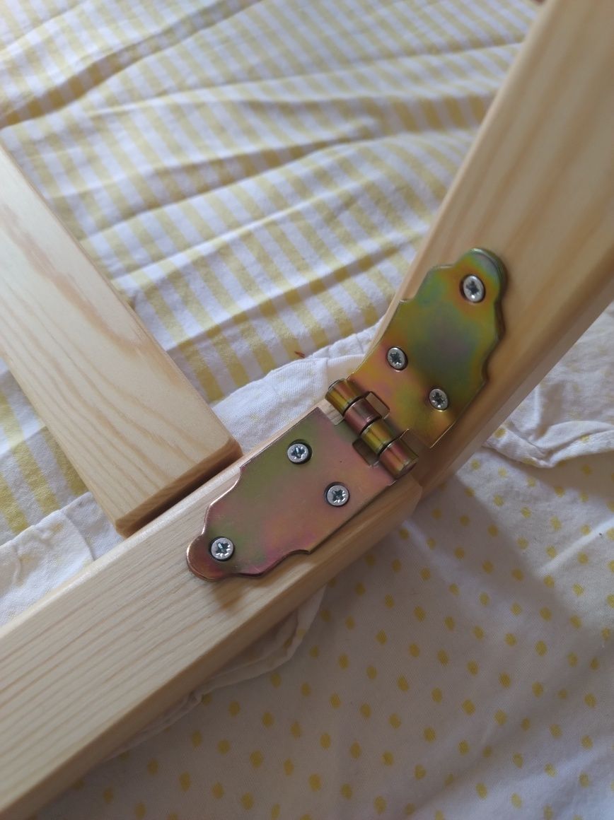 Drewniana kratka barierka do łóżka