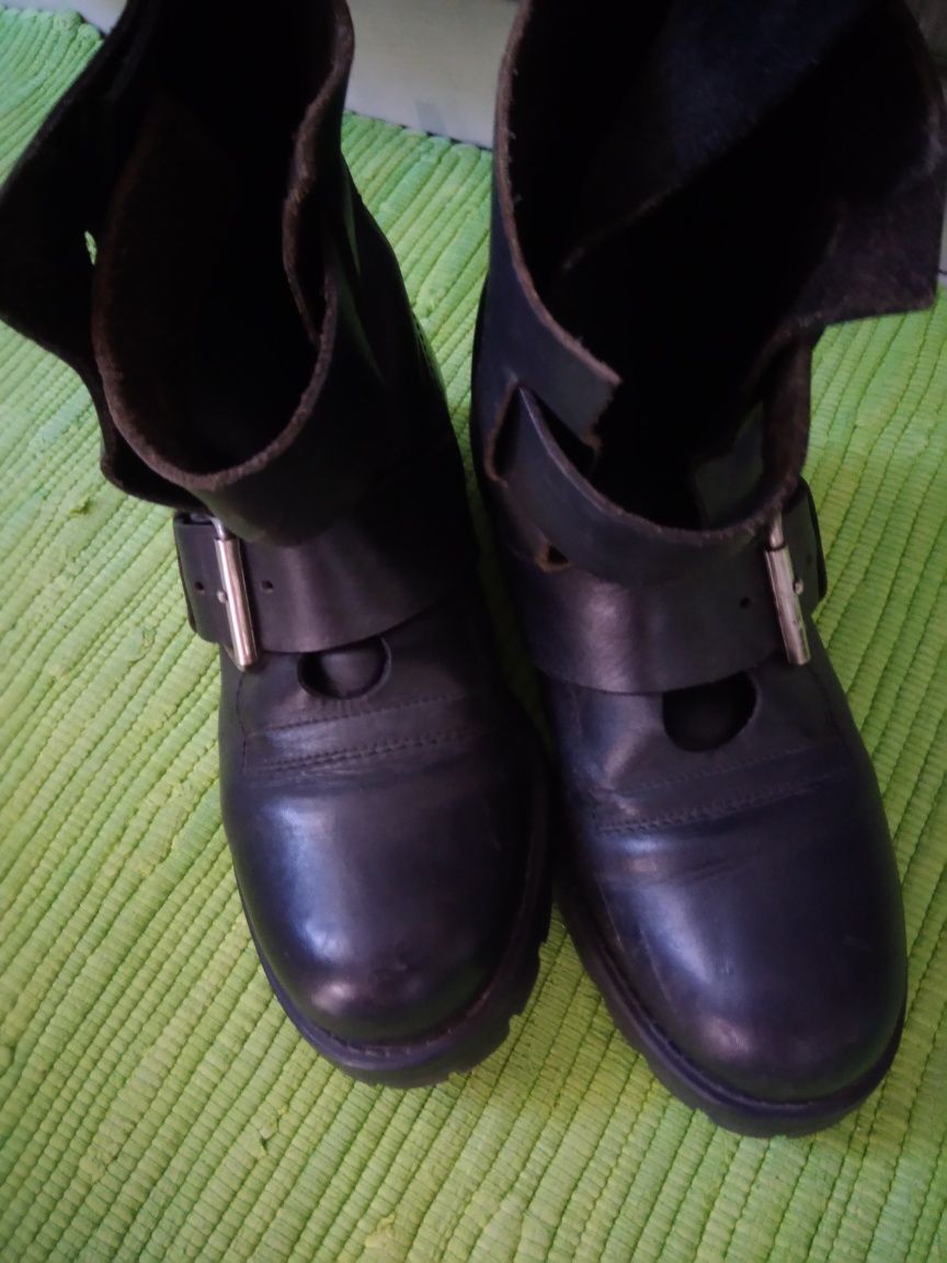 Botas  marca  pele