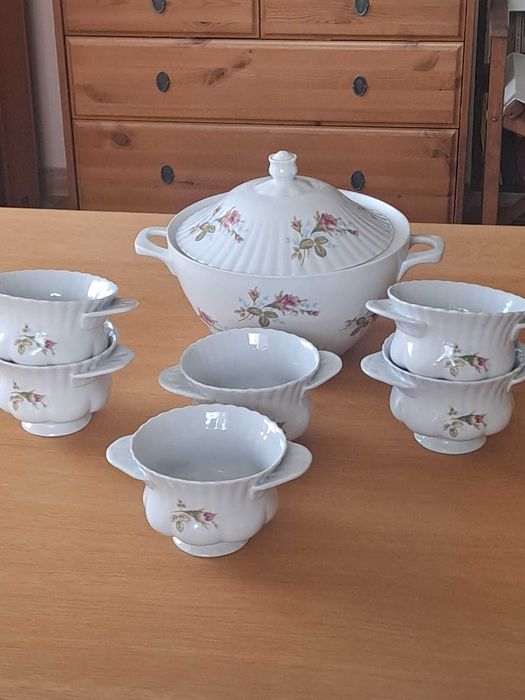 Porcelana Chodzież, serwis  śniadaniowo-obiadowo-kawowy  dla 6 osób