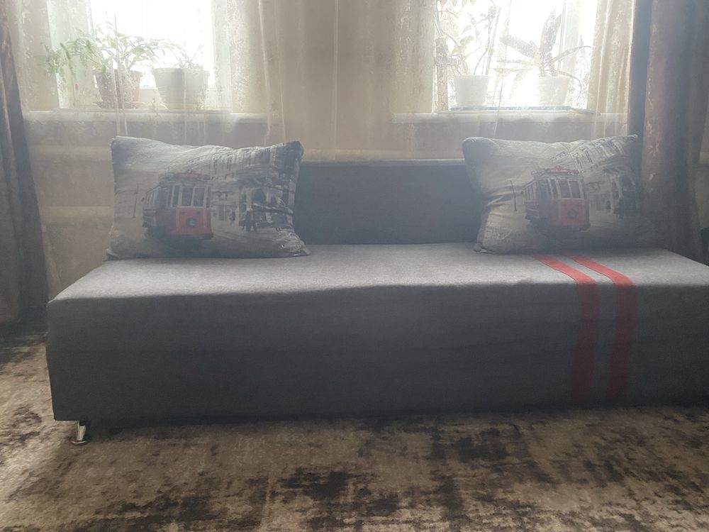 Продам б/в диван в гарному стані