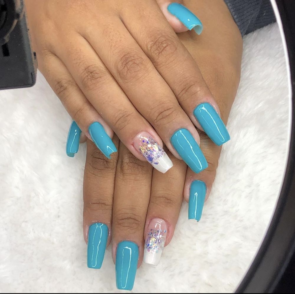 Unhas de gel e pedicure