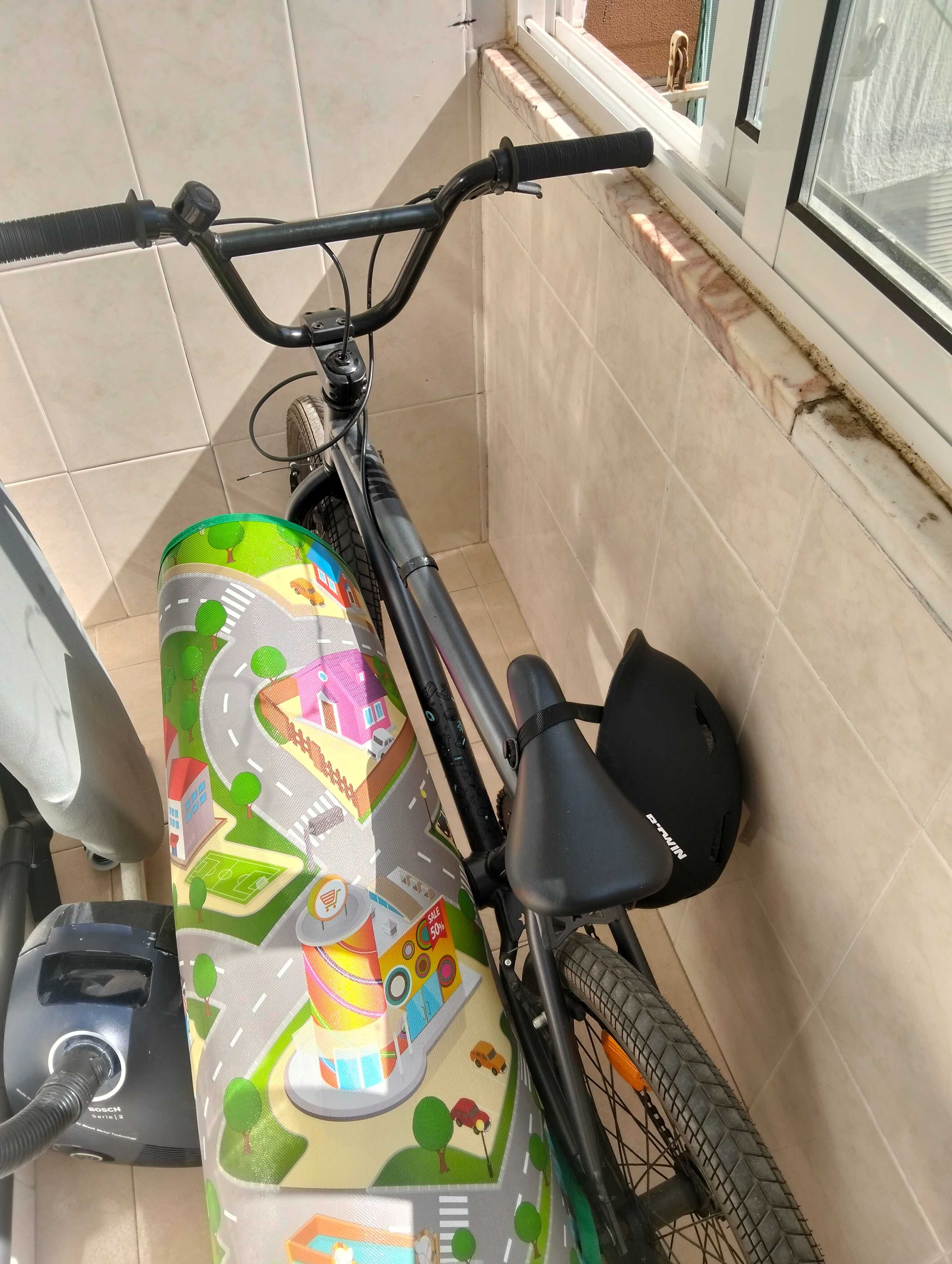 Bicicleta com capacete