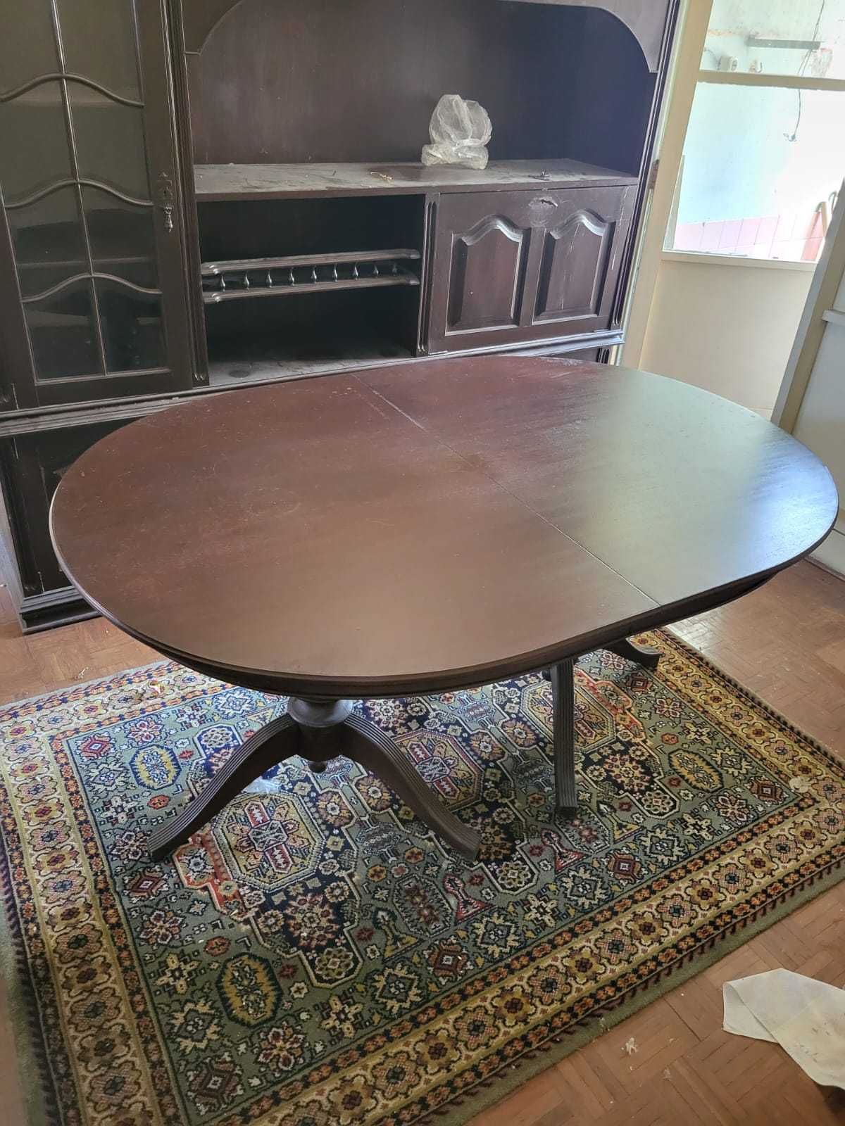 Mesa de jantar em madeira