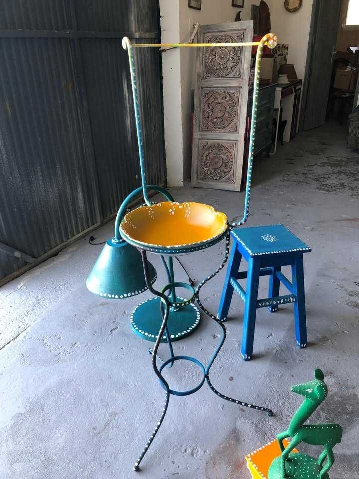 Lavatório muito colorido com bacia.