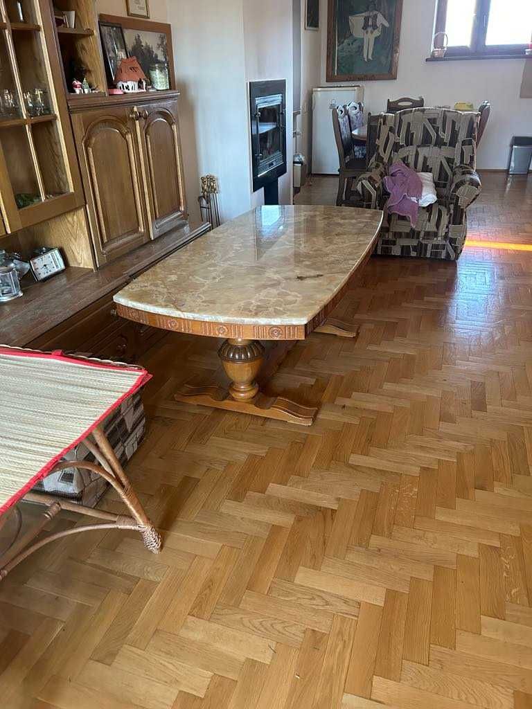 Stół z marmurowym blatem
