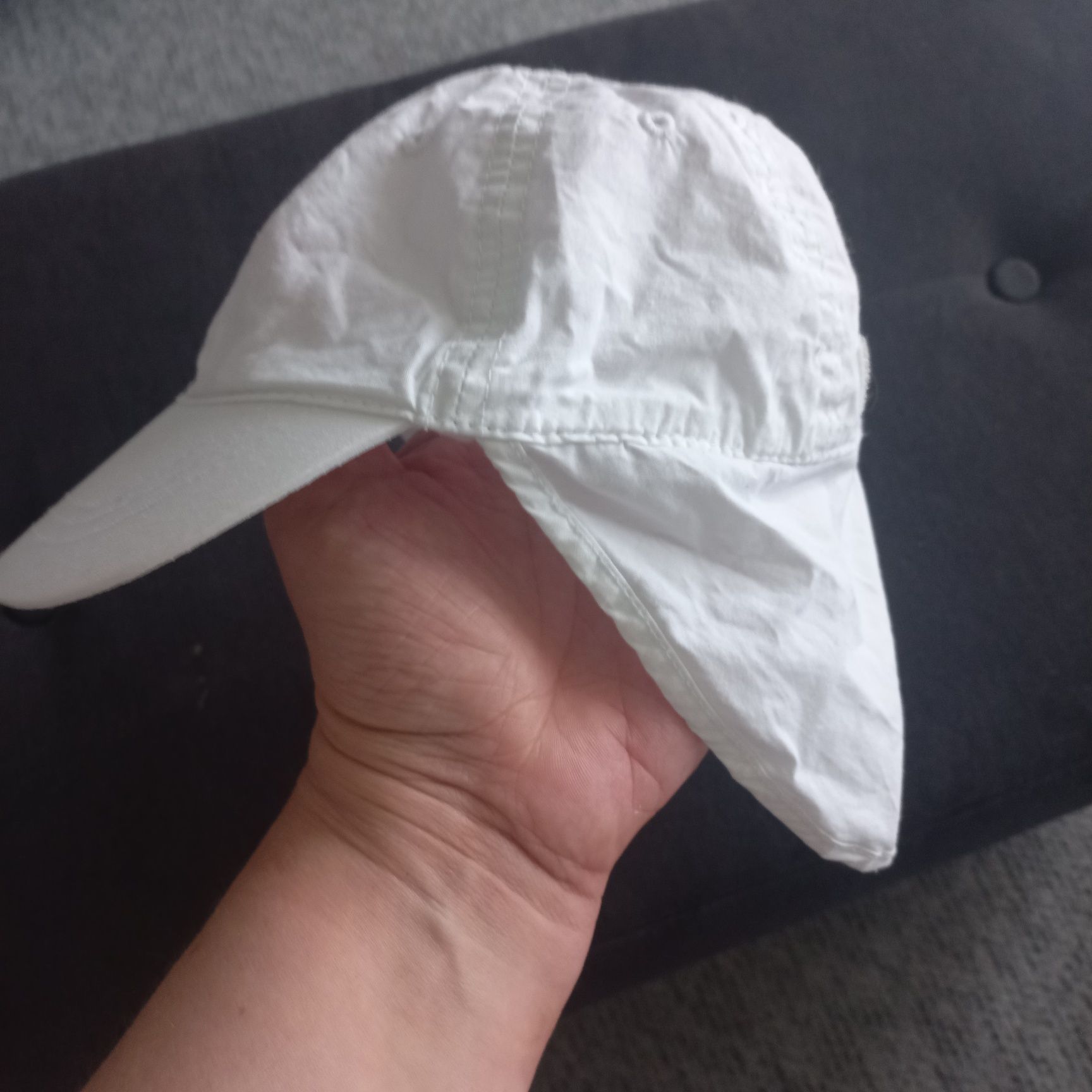 Biała czapeczka z daszkiem z ochroną karku rozm.80 H&M