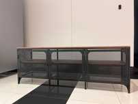 Szafka pod TV IKEA FJÄLLBO – metal + lite drewno