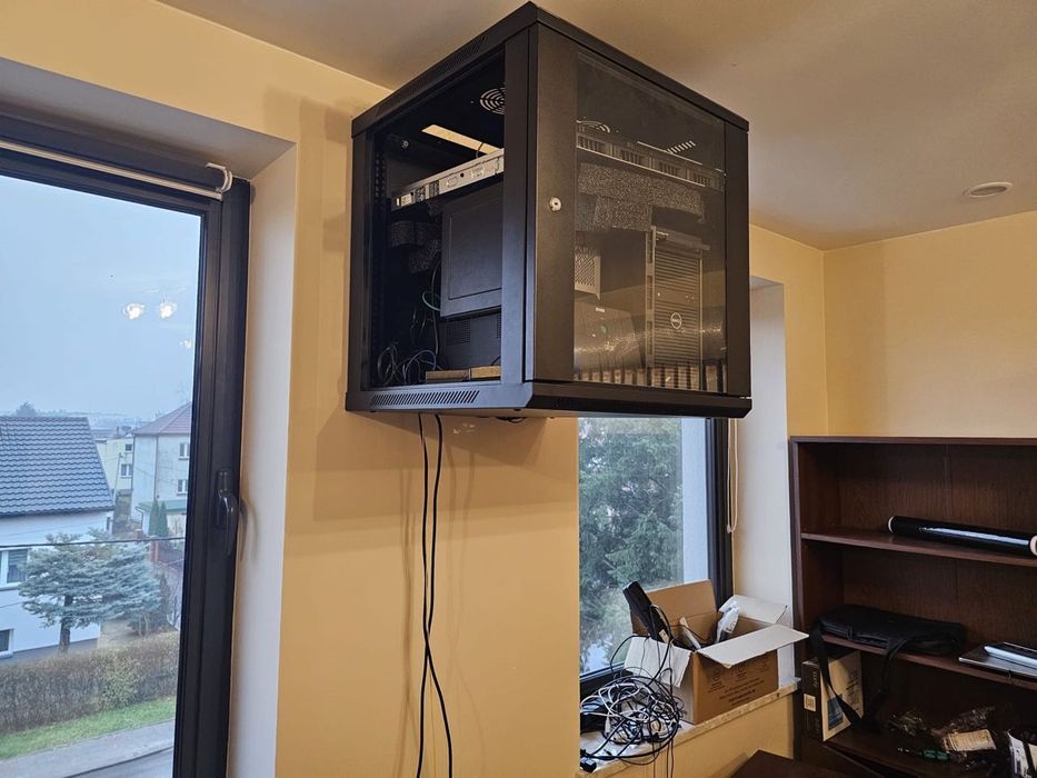 Szafa serwerowa Lanberg wisząca 19″ 12U 600×600. Do montażu na ścianie