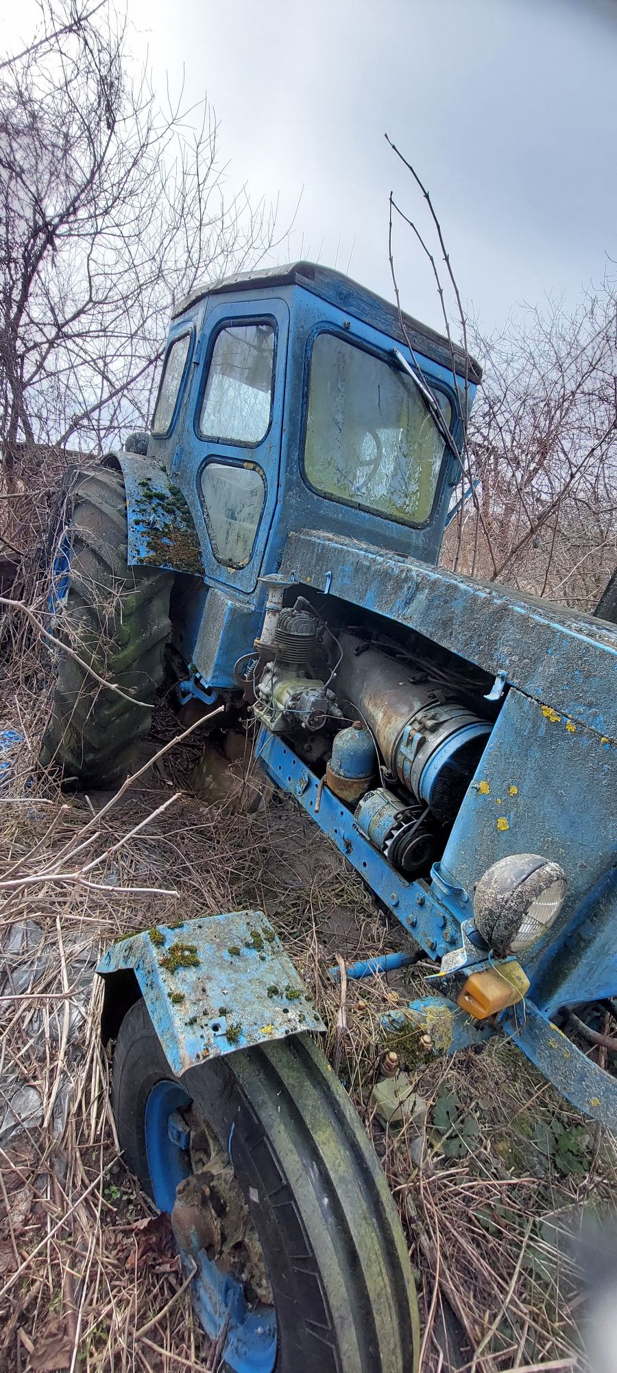 Трактор Т-40 та сільгоспприладдя.