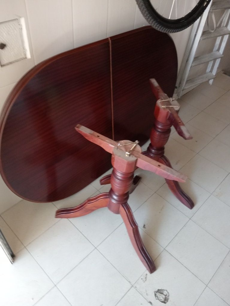 Mesa madeira sem cadeiras