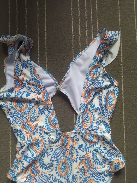 Strój kąpielowy jednoczęściowy z ozdobnym wycięciem na brzuchu