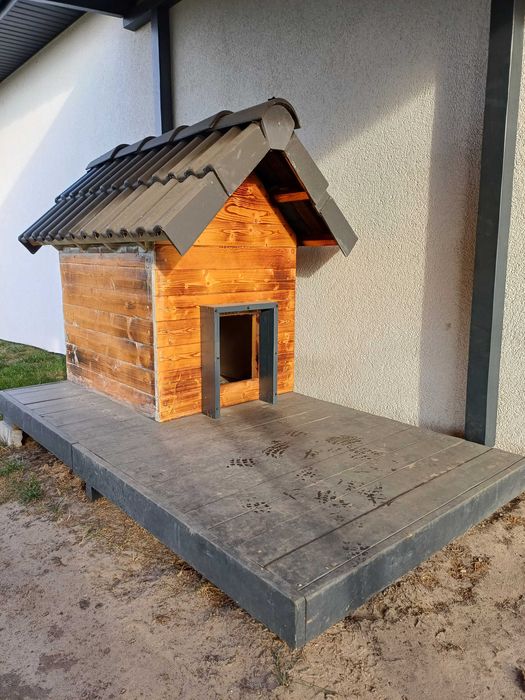 Buda dla psa kryta dachówką