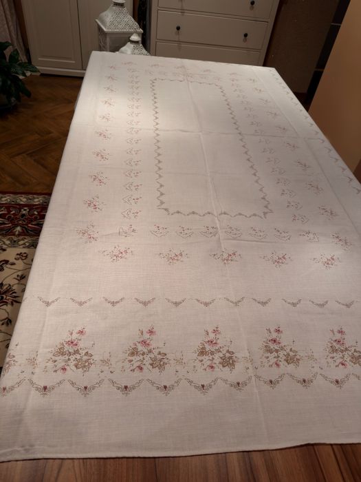 Piękny obrus Homedeco biały ozdobny 150x195