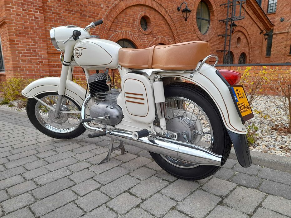Klasyczny zabytkowy motocykl Jawa CZ 175 450 po renowacji