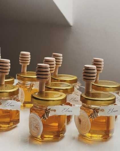 Słoiczki z naturalnym miodem - upominek dla gości