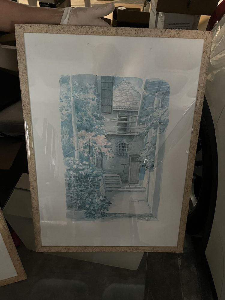 15 quadros azuis e brancos, com moldura