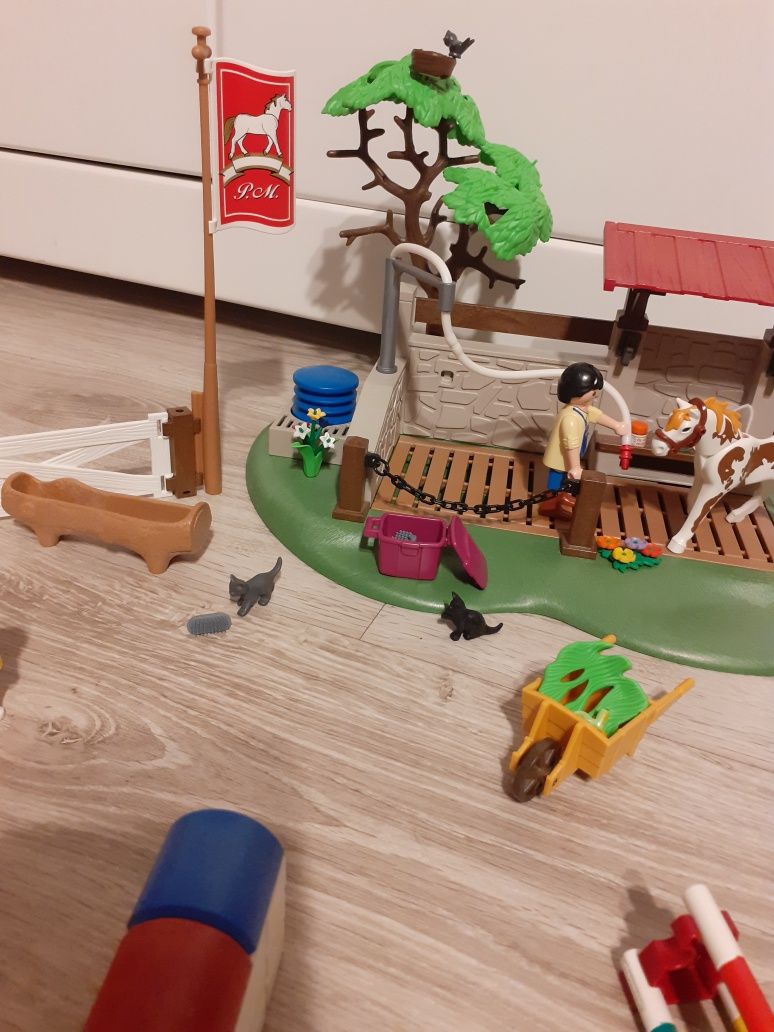 Duży parcour dla koni z myjnia . Playmobil.