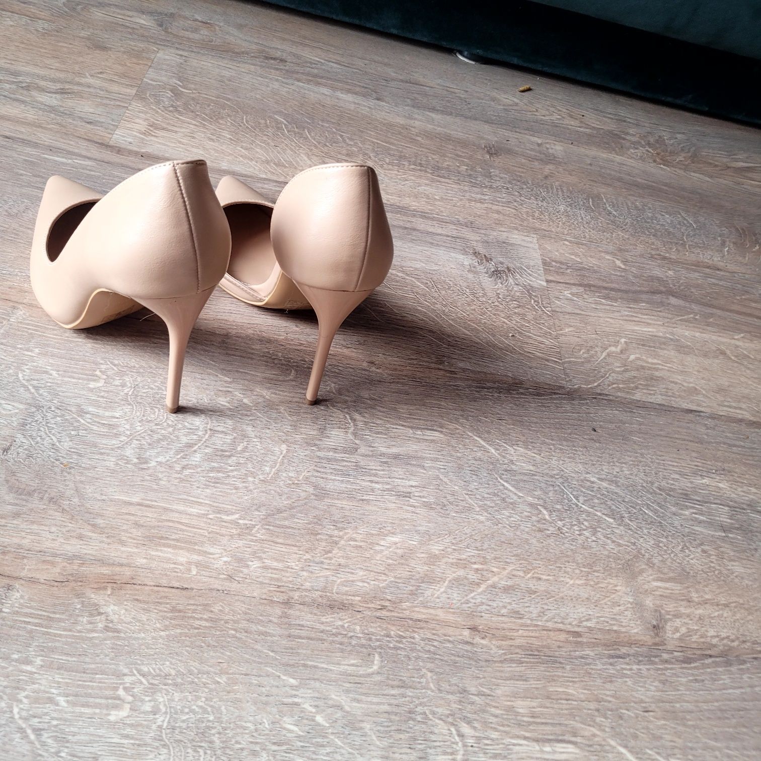 Śliczne Nowe Beżowe Szpilki Truffle Collection