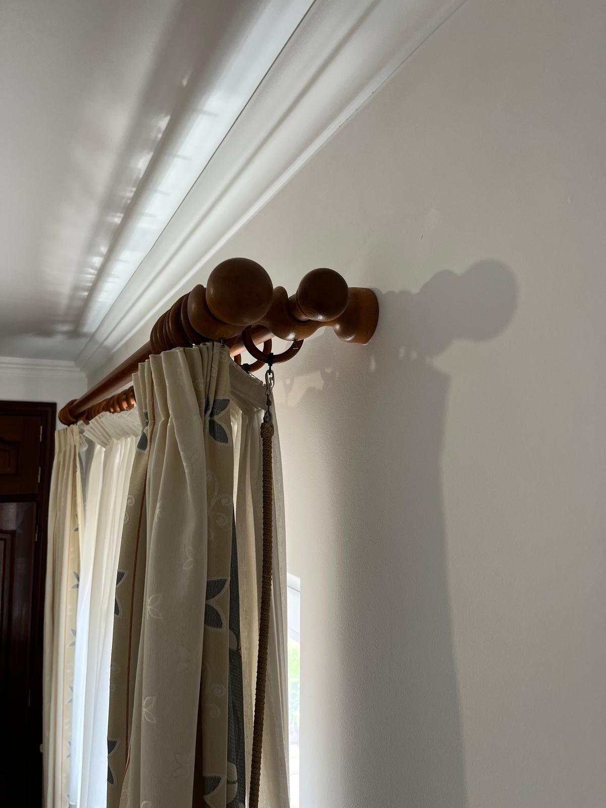Conjunto para quarto em tons bege.