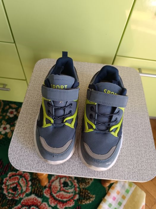 Продам кроссовки на мальчика Tomm