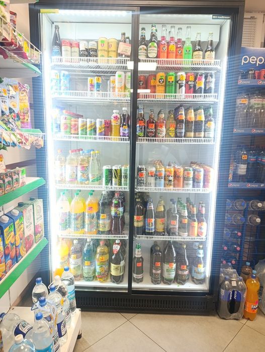 Холодильна вітрина 2-ох дверна.