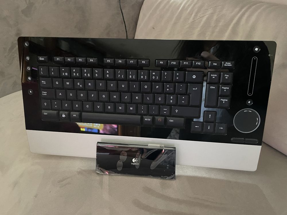 Teclado Logitech bluetooth e carregador