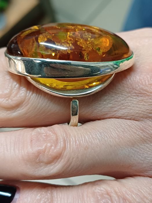 Pierścionek srebrny  z bursztynem