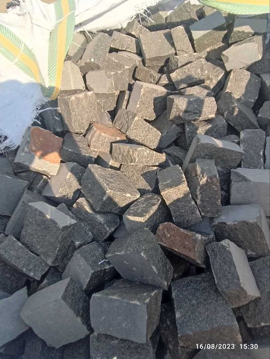 Бруківка колота, граніт, коцка, габбро.