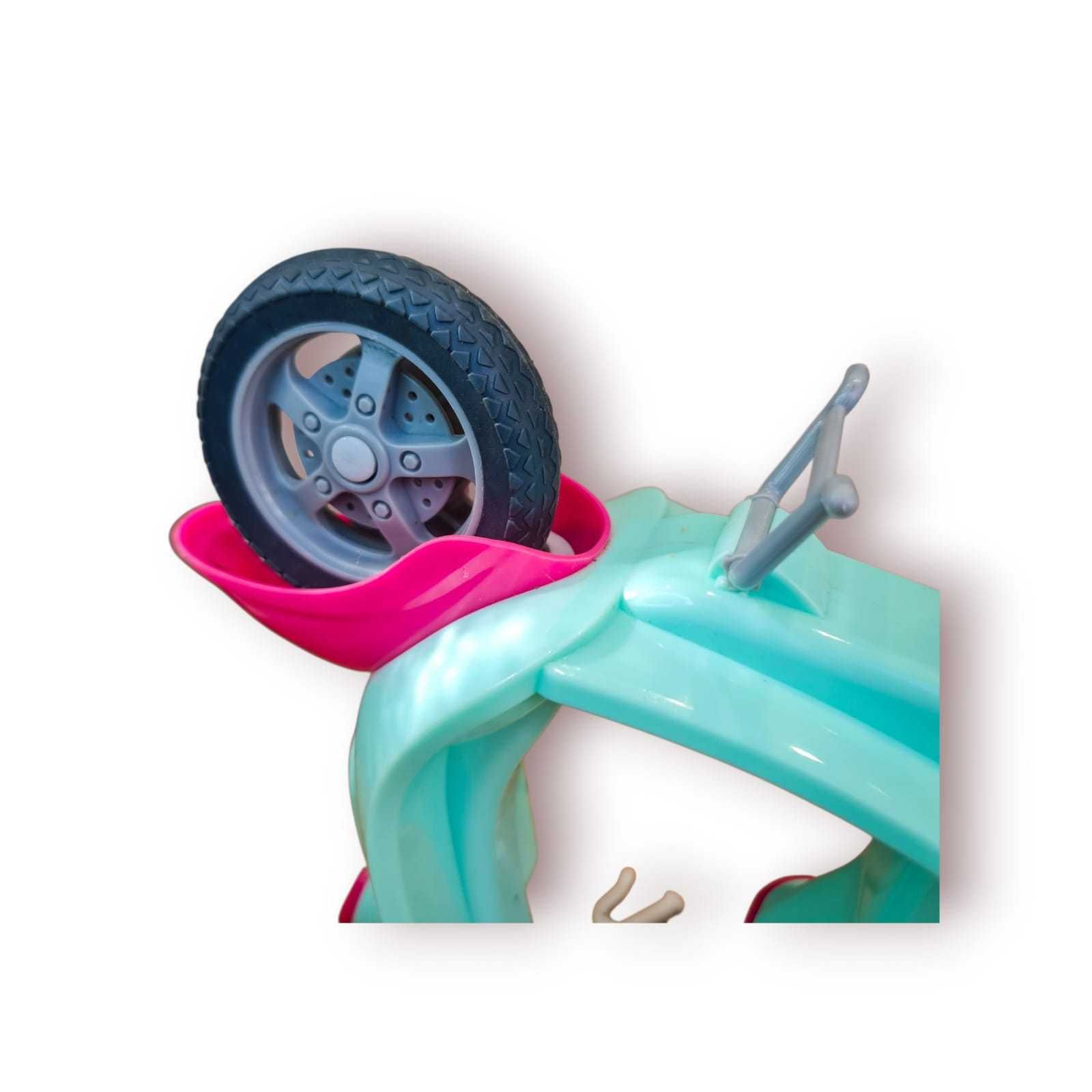 Miniatura Scooter Vintage Plástico – 26×17 cm (Verde e Rosa)