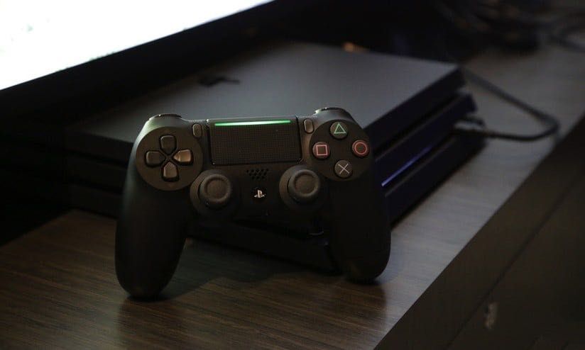 Vendo ps4 pro 1 terabyte usada com dois jogos