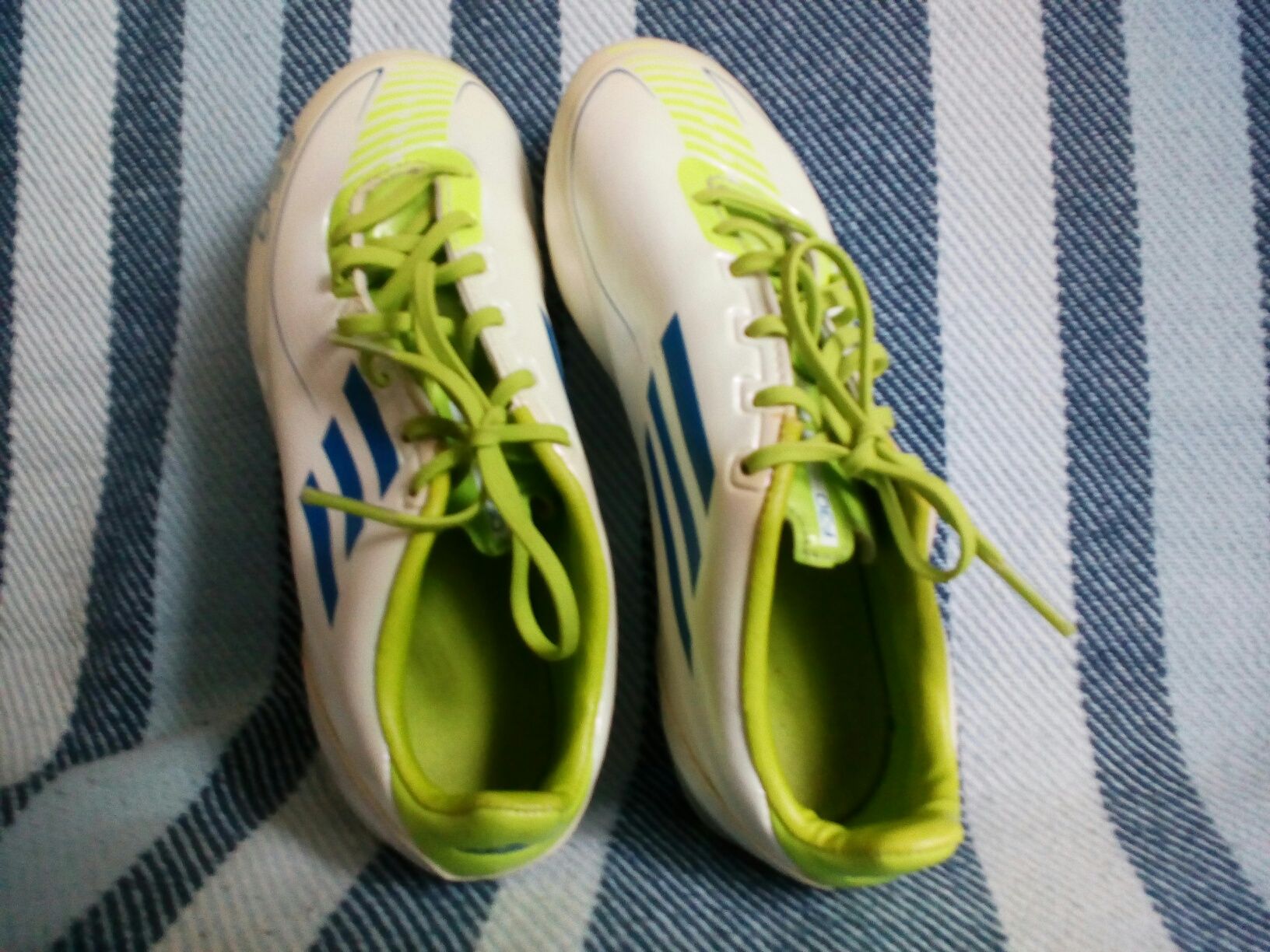 Buty sportowe białe, korki, do piłki nożnej ADIDAS, rozmiar 33(21cm)