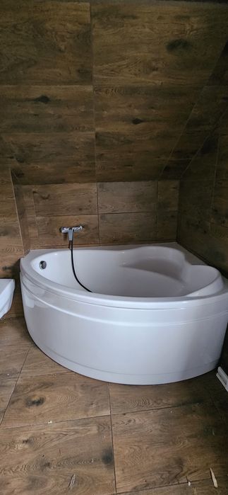 Wanna narożna z obudową