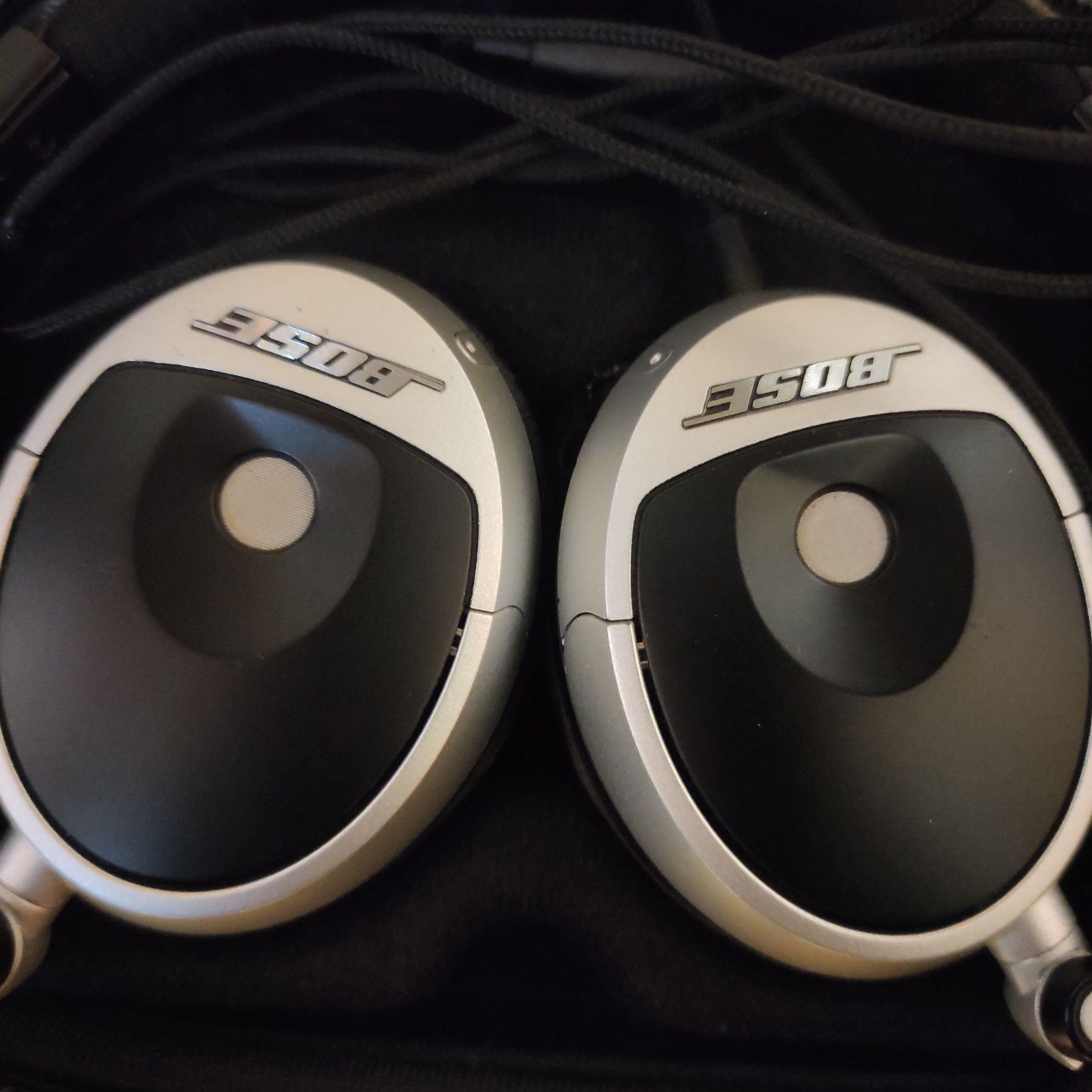 Навушники Bose on-ear headphones.