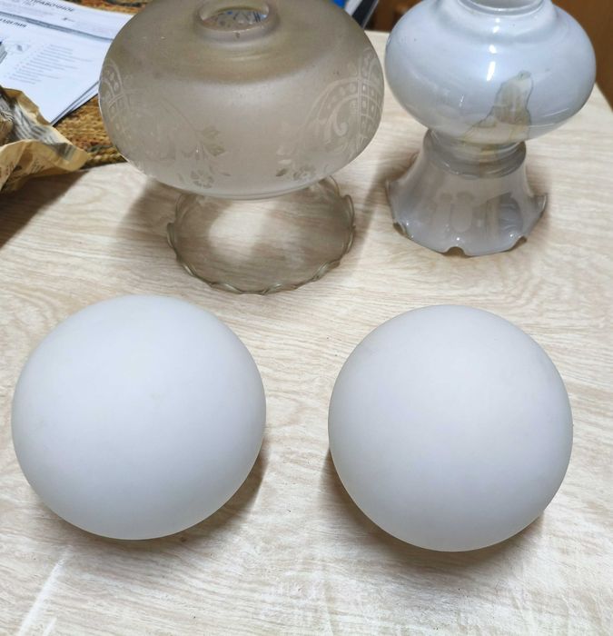 4 globos e 2 candeeiros antigos