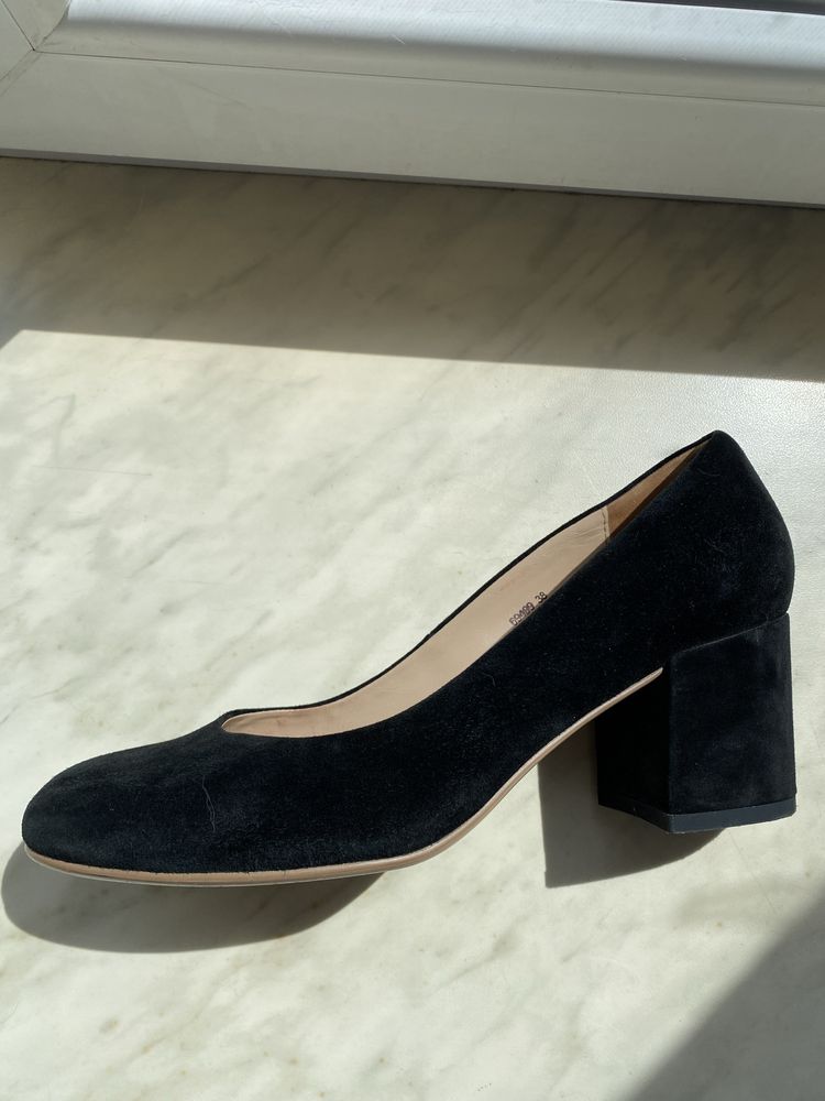 классические черные замшевые туфли на каблуке с круглым носком