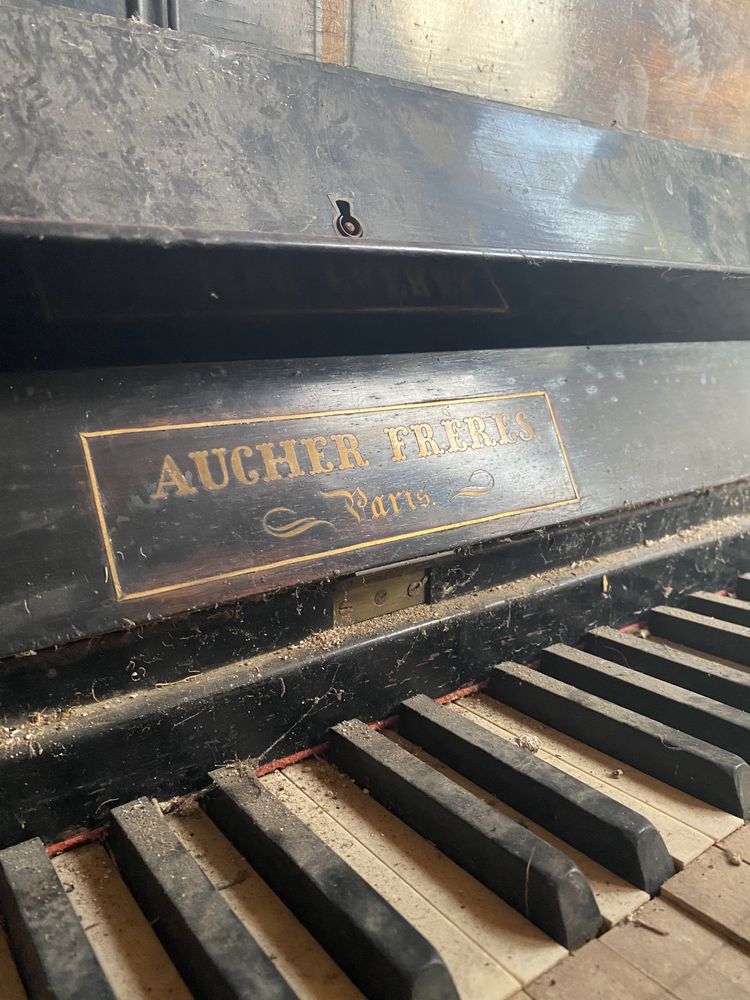 Vende-se piano antigo Aucher Freres para restauro em mau estado