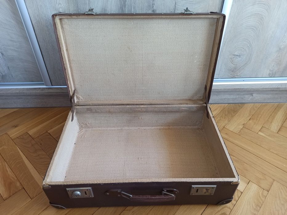 Duża walizka z czasów PRL