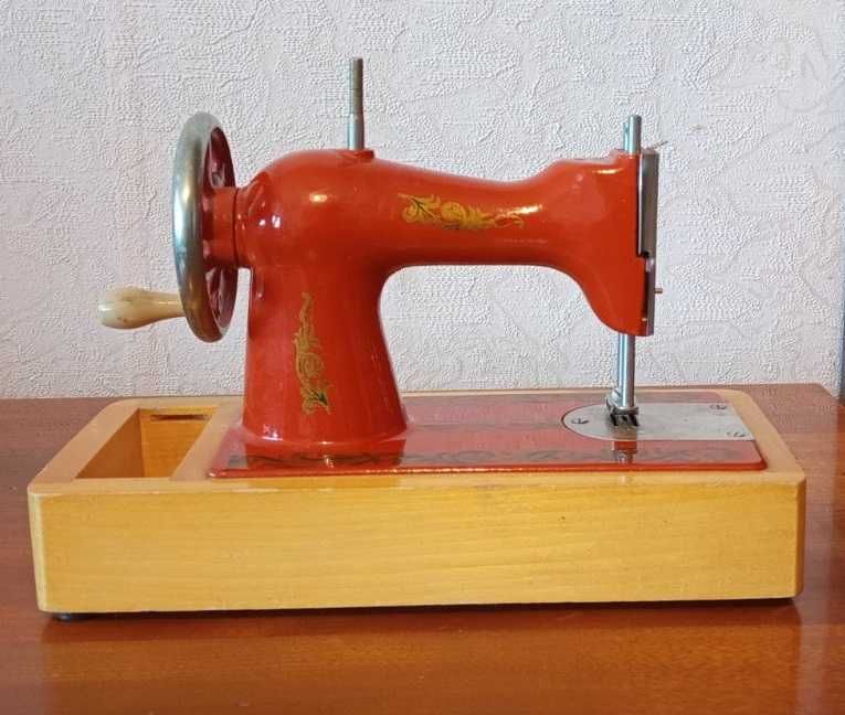 Детскую швейную машинку продам