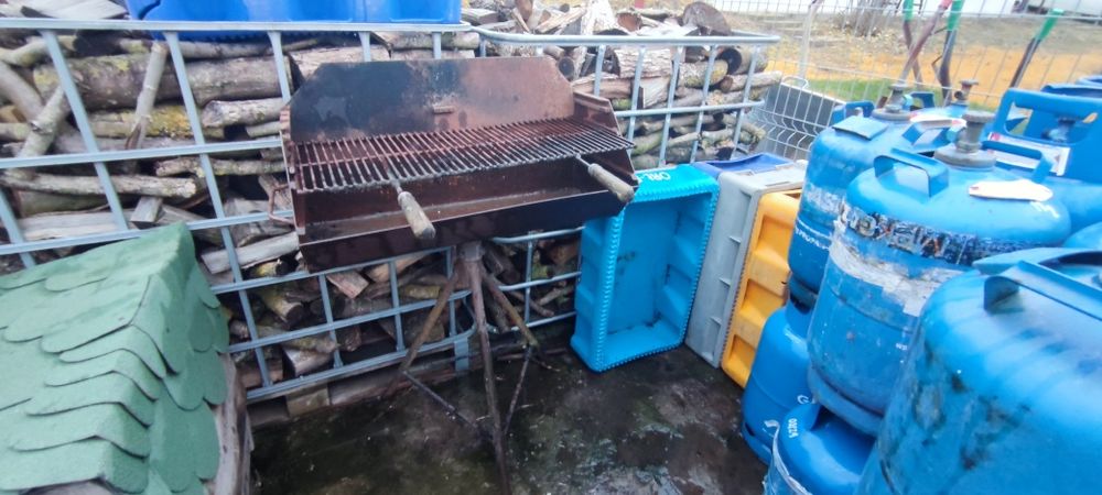 Grill ogrodowy duży na stojaku z grubej blachy z rególowanym rusztem