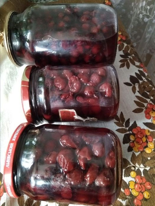 Вишня у власному соку і варення з вишень.