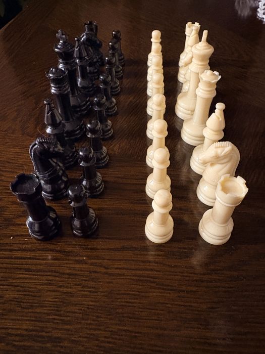 Komplet figur i pionów do gry w szachy