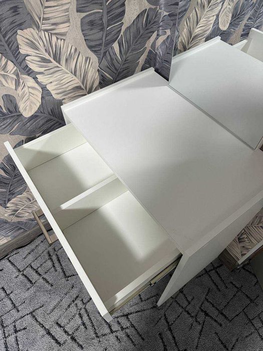 Туалетний столик з дзеркалом