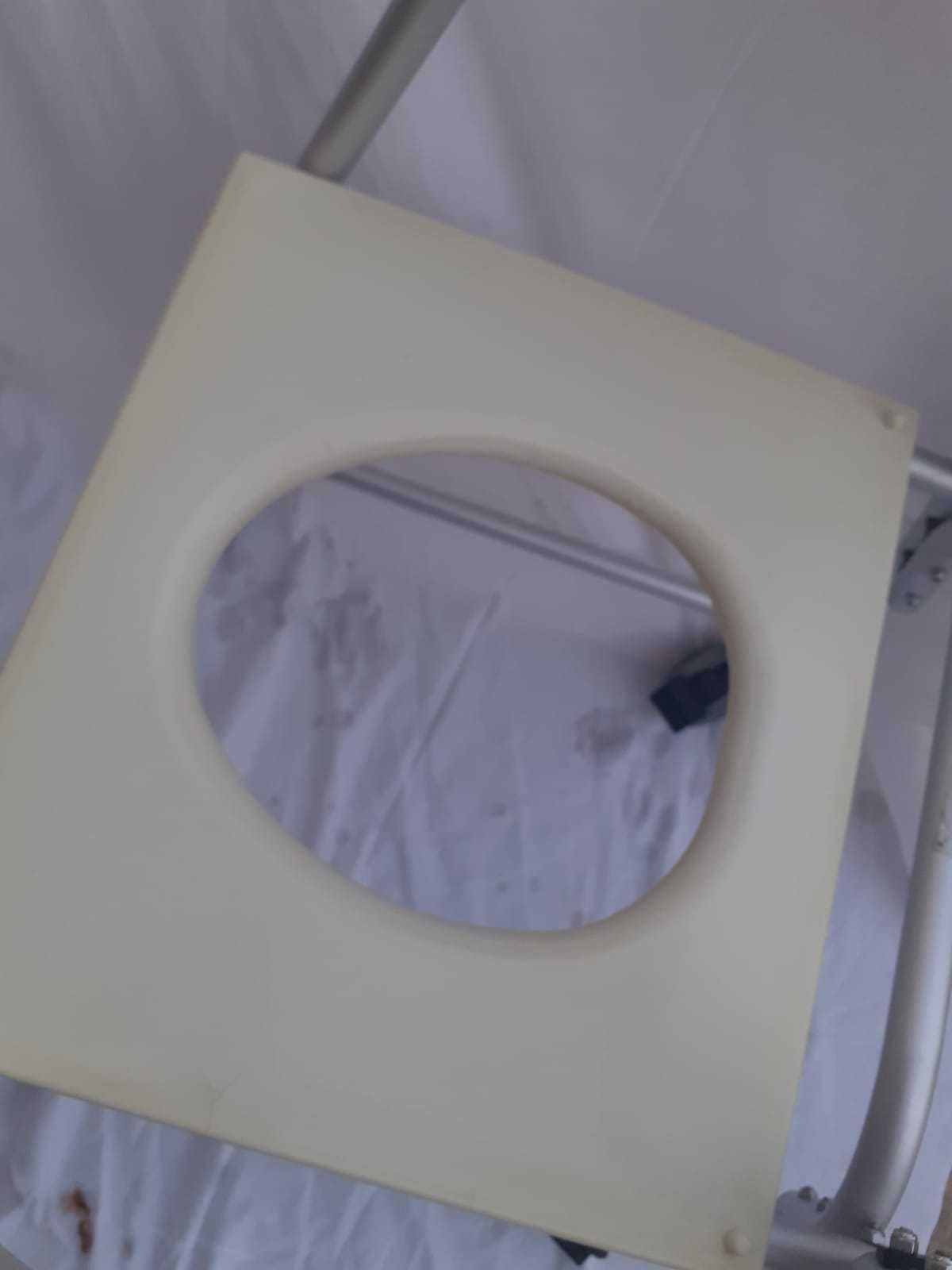 Cadeira de banho sanitária com rodas
