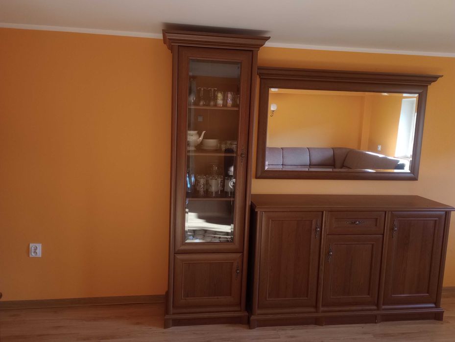 Komoda z lustrem i witryną