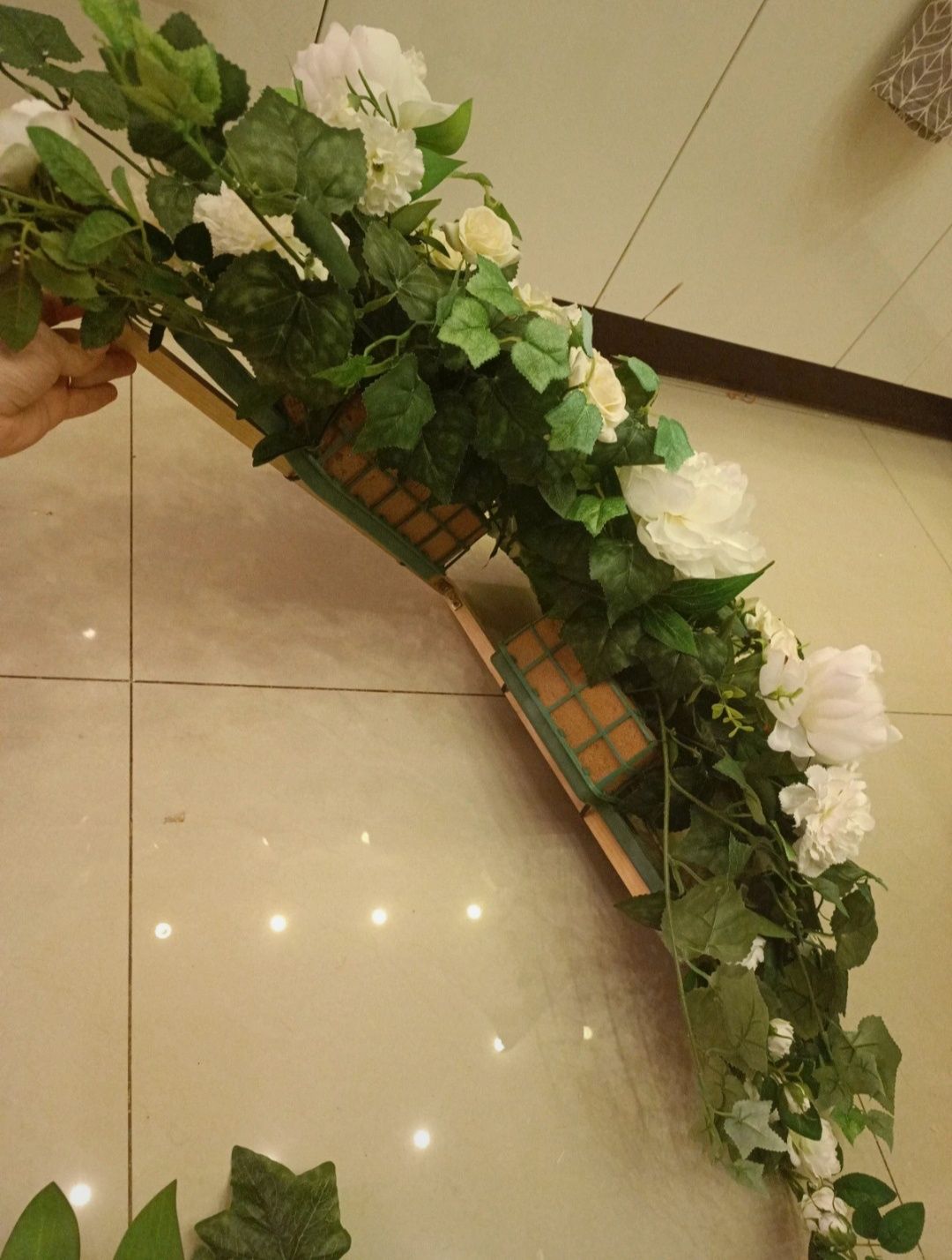 Bukiety kwiatów na łuk ślubny